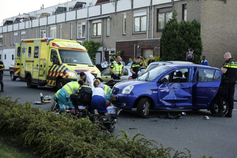 Scooterrijder klapt frontaal in zijkant auto Rhijnauwensingel Rotterdam
