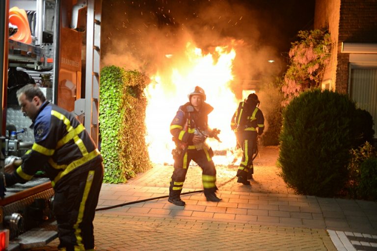 Felle brand  in auto op oprit Frits Vogelstraat Zwijndrecht