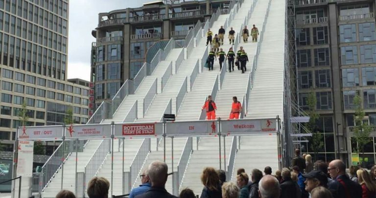 Daverend applaus voor hulpverleners na geslaagde reanimatie Stationsplein Rotterdam