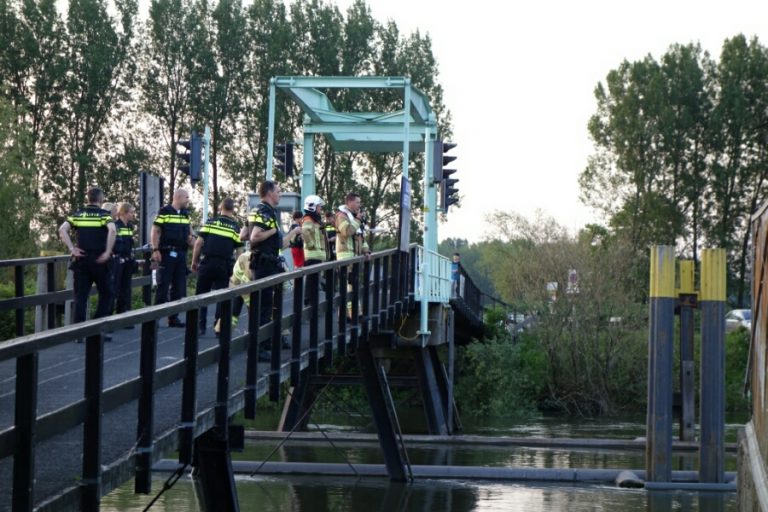 Tiener in de problemen door sterke stroming Hoendiep Rotterdam