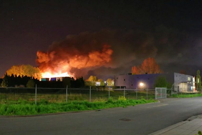 Grote brand verwoest medisch bedrijf APOX Daggeldersweg Woerden (video)