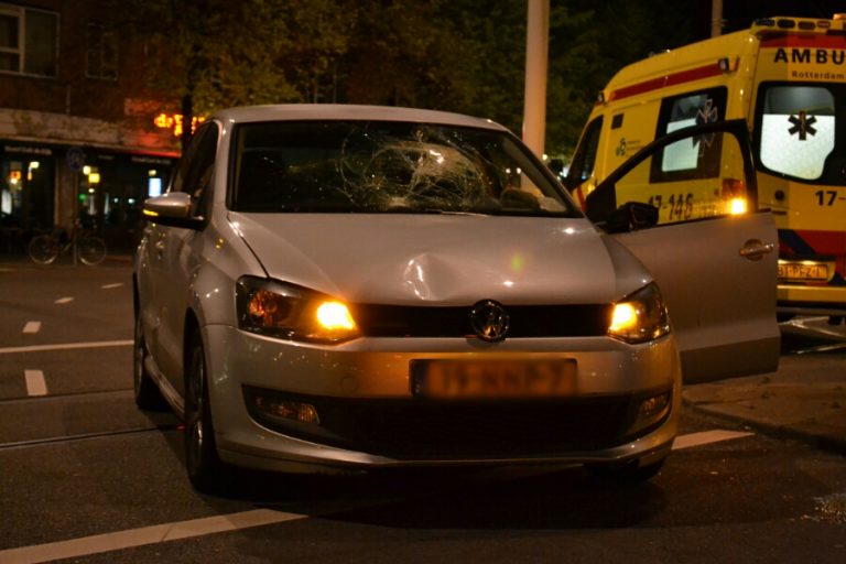 Twee voetgangers geschept door automobilist Oostplein Rotterdam