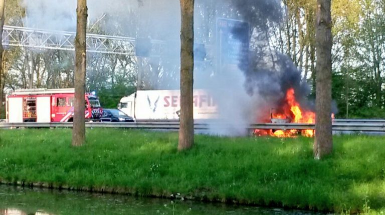 Bestelbus brand volledig uit A20 Nieuwerkerk aan den IJssel