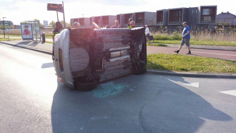 Auto op zijn kant na ongeval Brandingdijk Rotterdam Nesselande