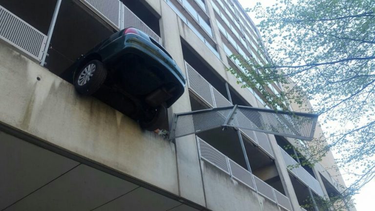 Man (84) rijdt met achterwielen door hekwerk parkeergarage Rotterdam