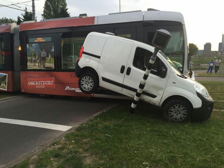 Tram rijdt auto tegen paal op 2e Rosestraat Rotterdam