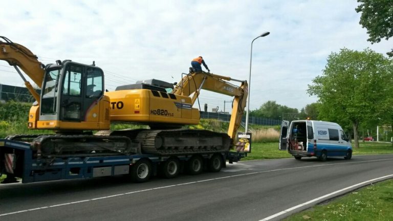 Dieplader met graafmachine ramt spoortunneltje Burgemeester Schalijlaan Capelle aan den IJssel