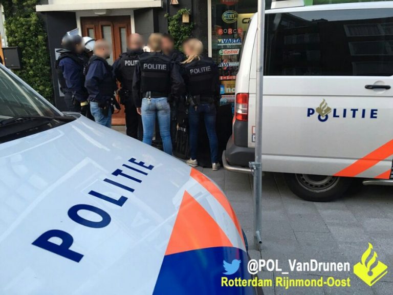 Team Paraatheid valt pand binnen Jonker Fransstraat Rotterdam