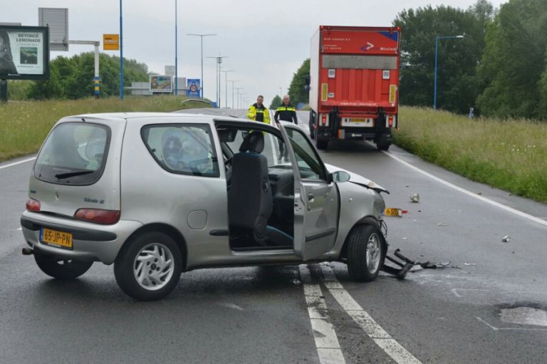 Veel schade na ongeval tussen auto en vrachtwagen Oostweg Zoetermeer