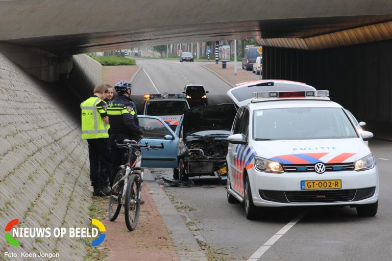 Motorgedeelte van auto brand uit Willem de Zwijgerlaan Leiden