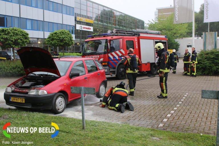 Rubber bij uitlaat van voertuig vat vlam Plesmanlaan Leiden
