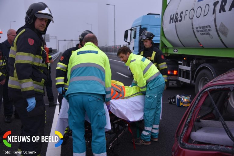 Twee auto’s botsen op tankwagen Botlekbrug Rotterdam