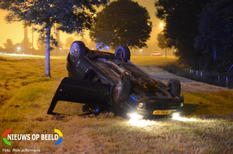 Auto belandt op zijn kop naast de weg Oostweg Zoetermeer