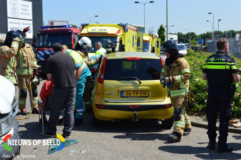 Aanrijding tussen bestelbus en personenauto Einsteinweg Hellevoetsluis