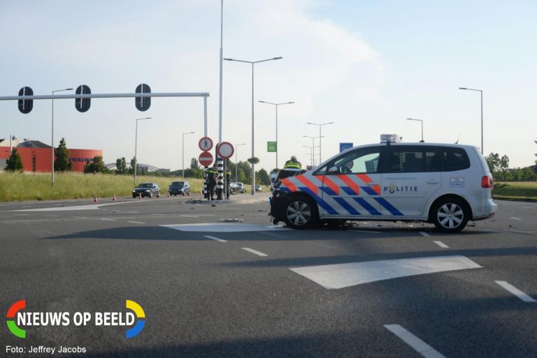 Politievoertuig betrokken bij ongeval Abraham van Rijckevorselweg Capelle aan den IJssel