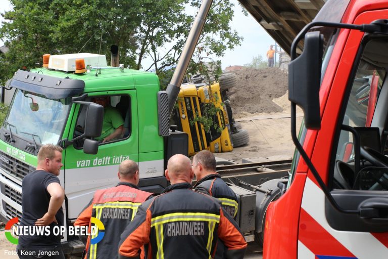 Vrachtwagen kantelt tijdens het lossen van zand Dennenweg Noordwijk