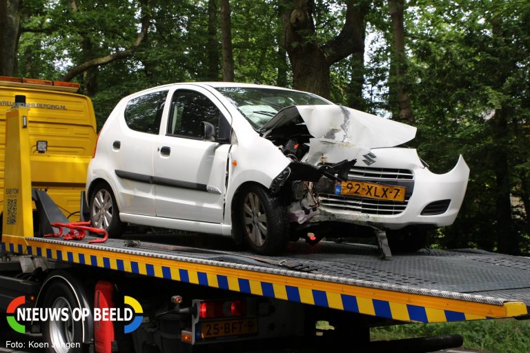 Auto rijdt tegen boom Groot Haesebroekseweg Wassenaar