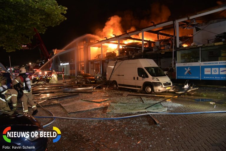 Gigantische explosie bij zeer grote uitslaande brand Ringersstraat Schiedam