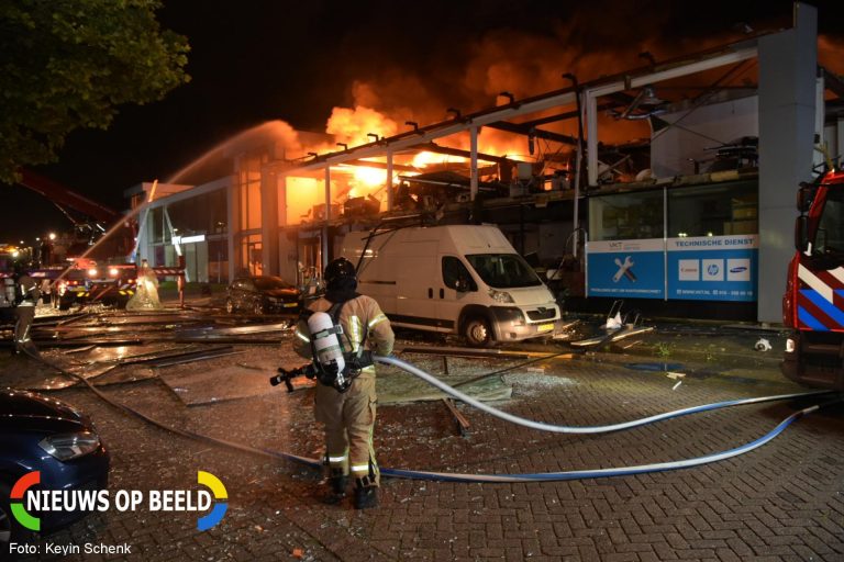 Zeer grote uitslaande brand bedrijfsverzamelloods Ringersstraat Schiedam
