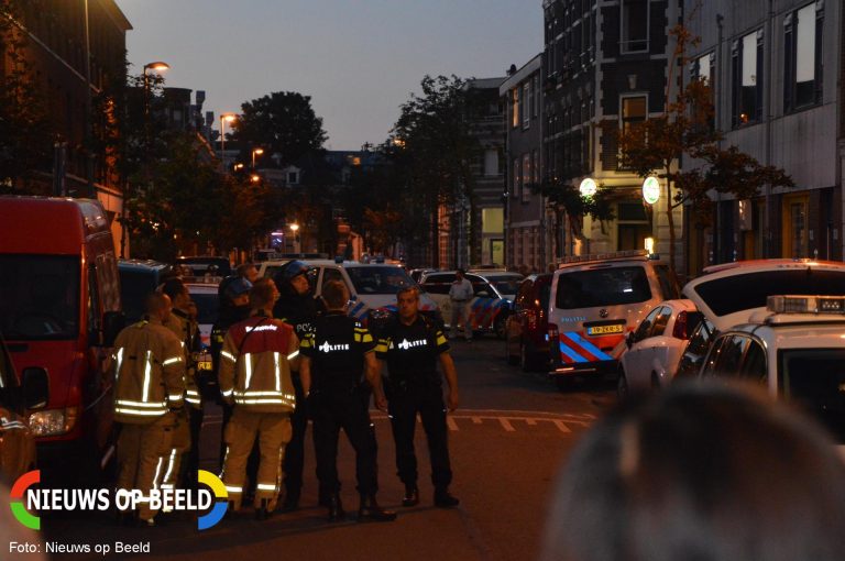 Politieactie bij bekende buurtgek Jacob Catsstraat Rotterdam