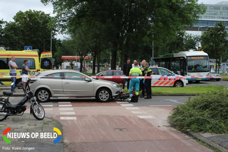 Brommerrijder flink gewond na aanrijding met auto Tomatenstraat Leiden