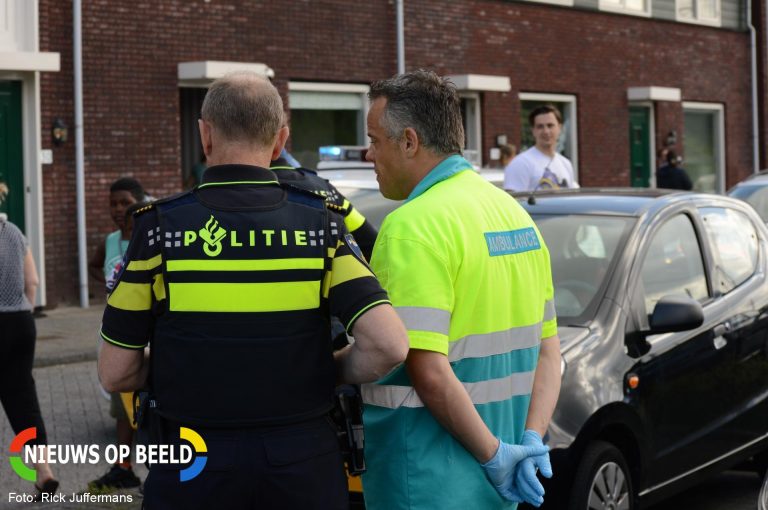 Auto rijdt achteruit tegen paal en auto Shetlandpad Zoetermeer