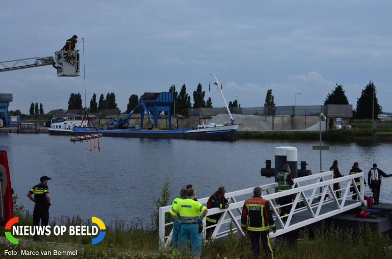 Duikers halen persoon uit het water Julianasluis Gouda
