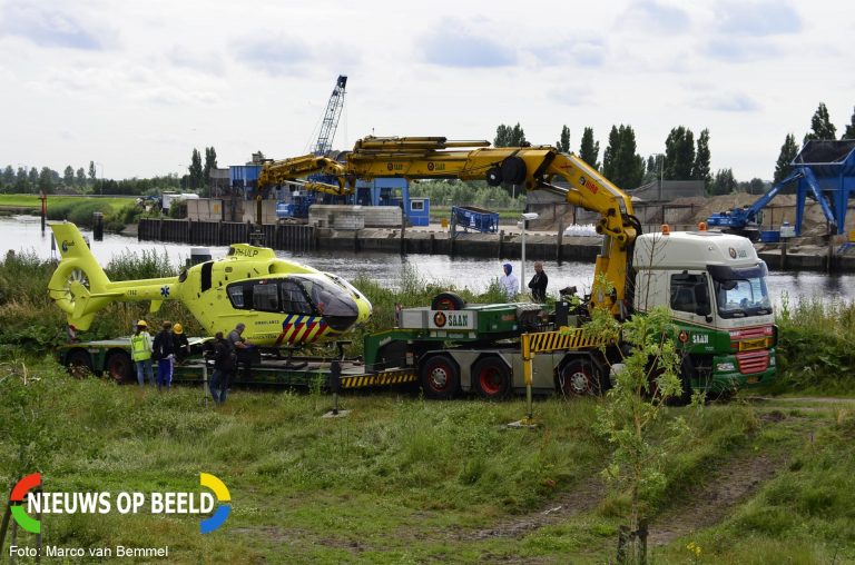 Lifeliner geborgen na schade aan rotorbladen Kanaaldijk Gouda
