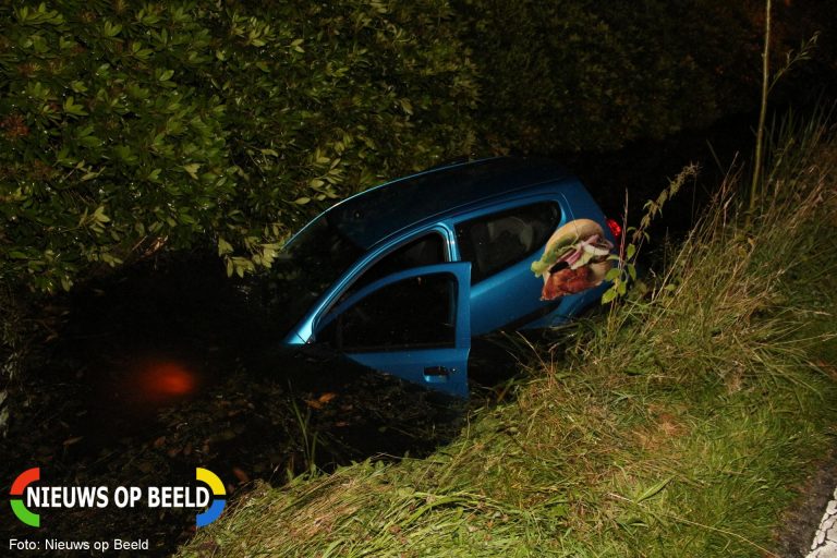 Auto te water personen ongedeerd ’s Gravenweg Capelle aan den IJssel
