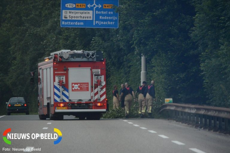 Brandweer rukt uit voor stormschade Doenkade Rotterdam