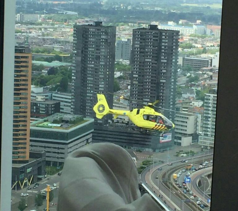 Persoon te water bij de Erasmusbrug