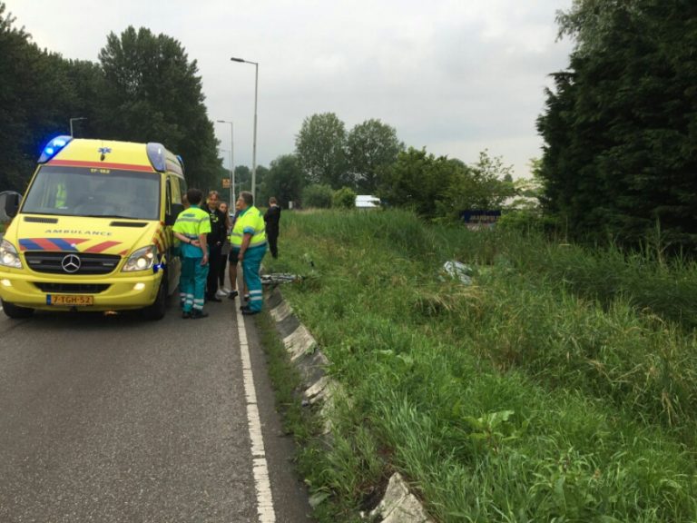 Auto raakt van de weg Abram van Rijckevorselweg Capelle aan den IJssel