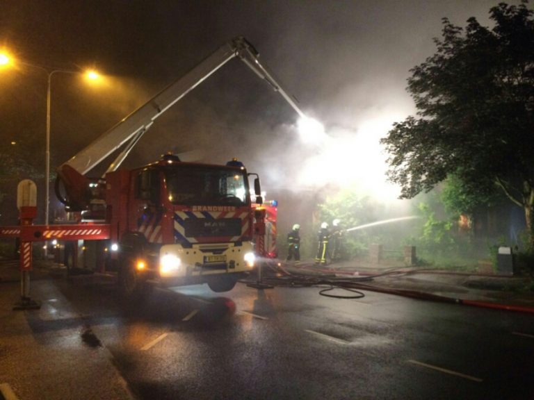 Grote woningbrand met veel rookontwikkeling Laan van Brabant Roosendaal