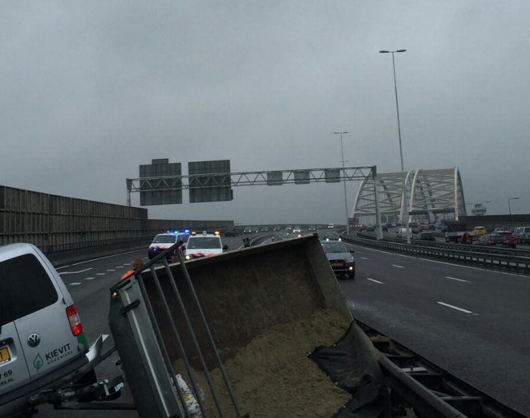Rijbaan Brienenoordbrug A16 dicht door geschaarde aanhanger
