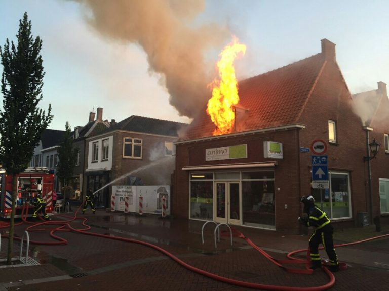 Uitslaande brand in dierenwinkel Animo Voorstraat Numansdorp