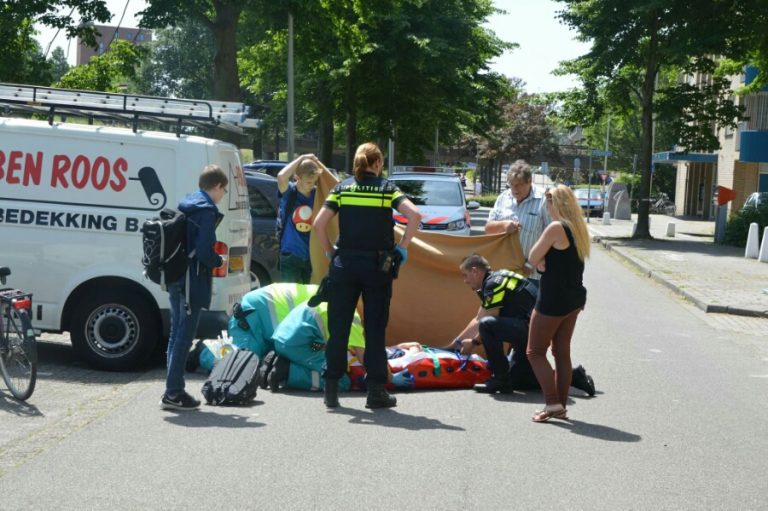 Fietser slaat over de kop door trekhaak Griekenlandlaan Zoetermeer