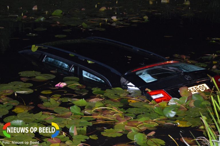 Automobilist raakt met auto te water Kruisweg Bleiswijk