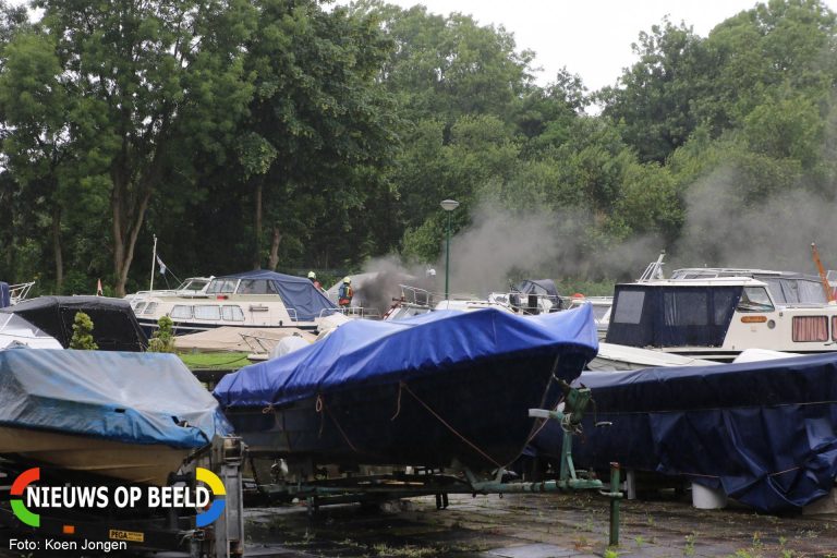 Brandende koelkast in boot Marowijnepad Leiden