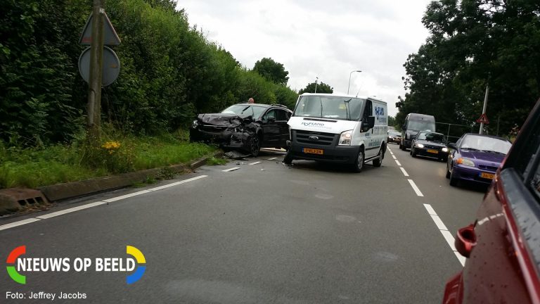 Wederom flinke aanrijding op beruchte weg Burgemeester van Beresteijnlaan Capelle aan den IJssel