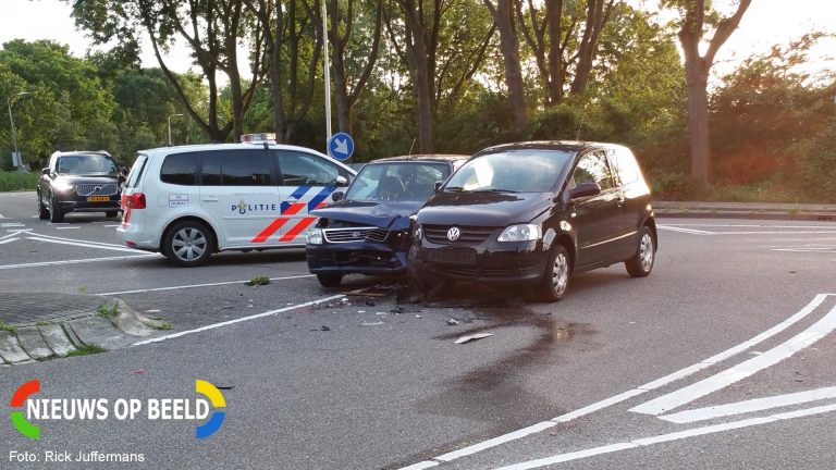 Botsing tussen twee personenauto’s Van Aalstlaan Zoetermeer
