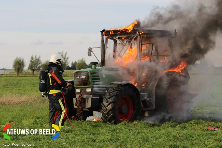Tractor verwoest door brand Zijldijk Leiderdorp