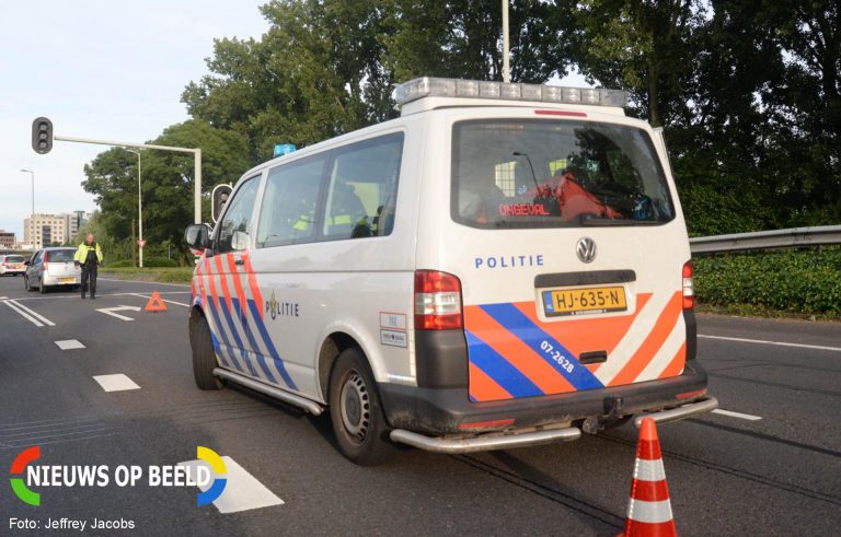 Kop-staart aanrijding voor stoplicht Abram van Rijckevorselweg Rotterdam