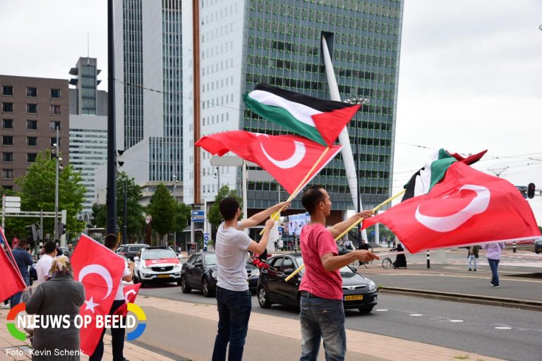 Turkse mensen houden manifestatie voor eenheid van Turkije Wilhelminaplein Rotterdam