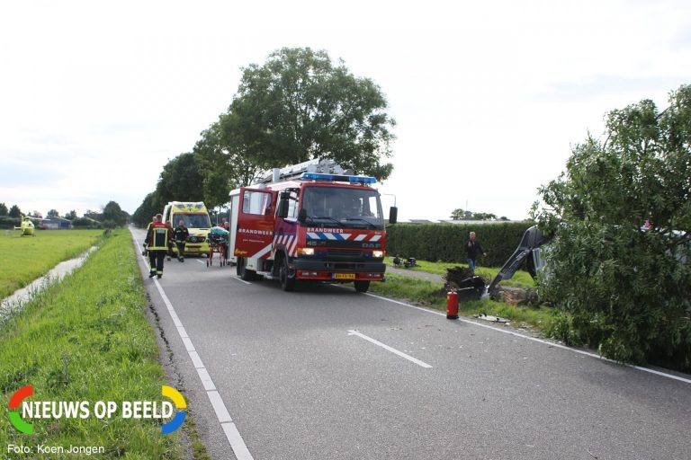 Busje belandt op zijkant na ongeval Ripselaan Rijpwetering