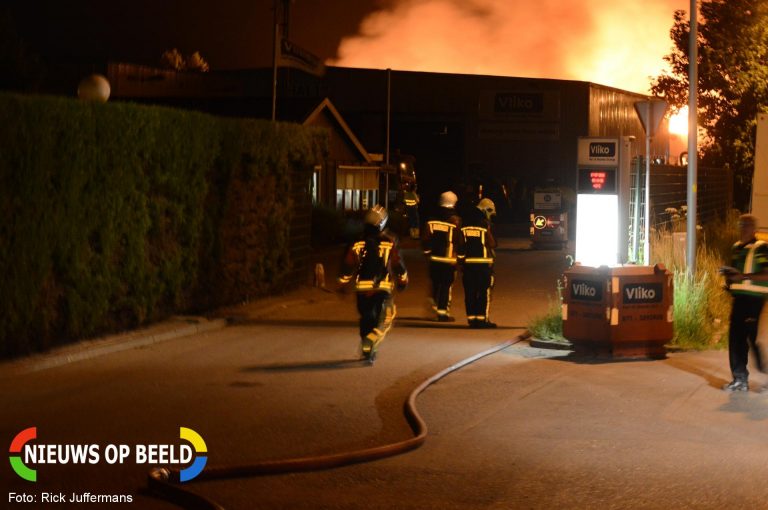 Zeer grote brand recyclingsbedrijf Achthovenerweg Leiderdorp