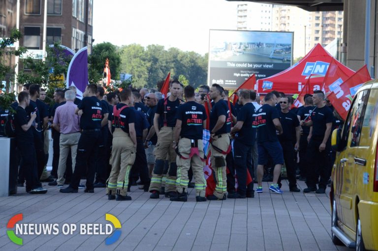 Brandweerlieden lopen protestmars voor goed pensioen Wilhelminapier Rotterdam