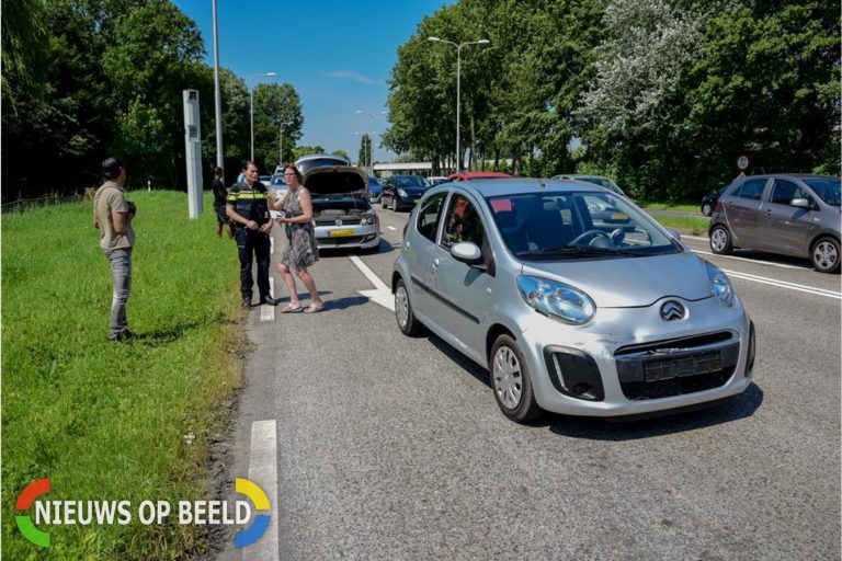 Lesauto klapt op andere auto Hoogvlietsekerkweg Hoogvliet
