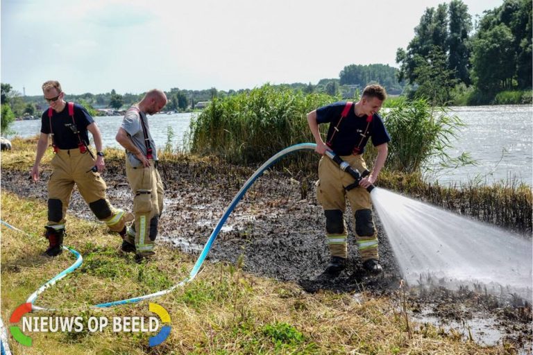 Brandweer blust brandend rietveld Waalweg Ridderkerk