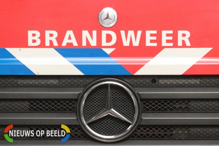 Brandweer onderzoekt rook uit dak flatgebouw Groenhovenweg Gouda