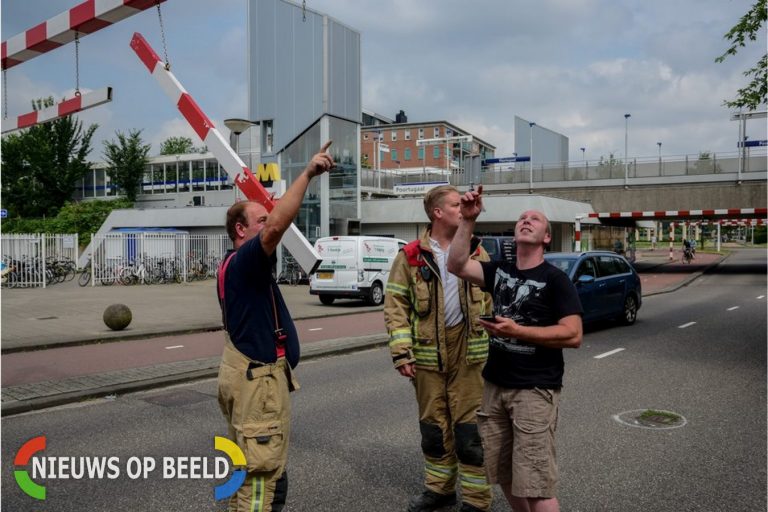 Brandweer haalt los hangende hoogtebalk weg Hofhoek Poortugaal